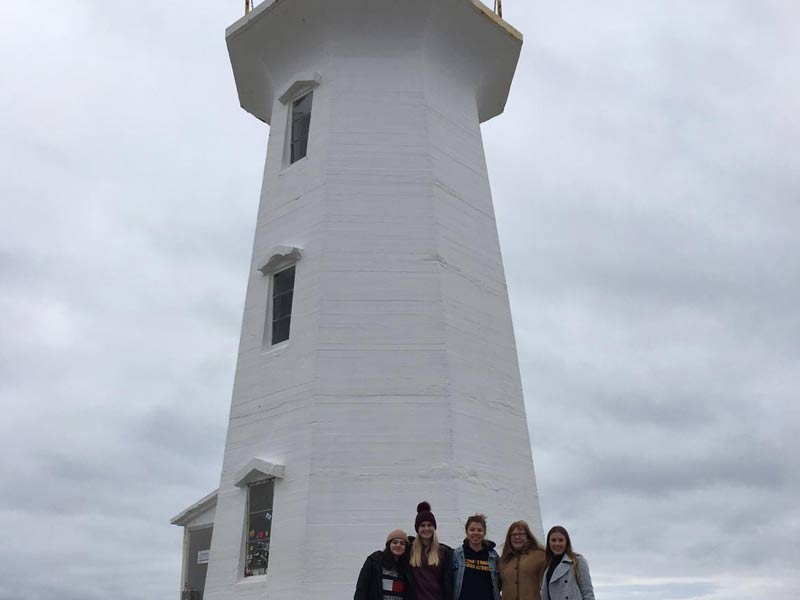 témoignage-scolarite-carla-canada-phare Devant le Phare en Nouvelle écosse Canada