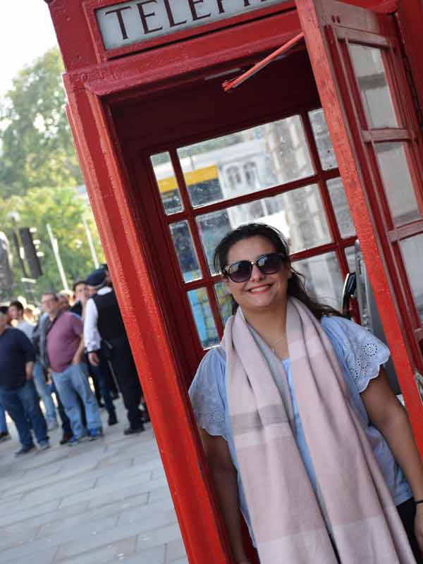 job-londres-phone-booth-evie cabine téléphonique à Londres