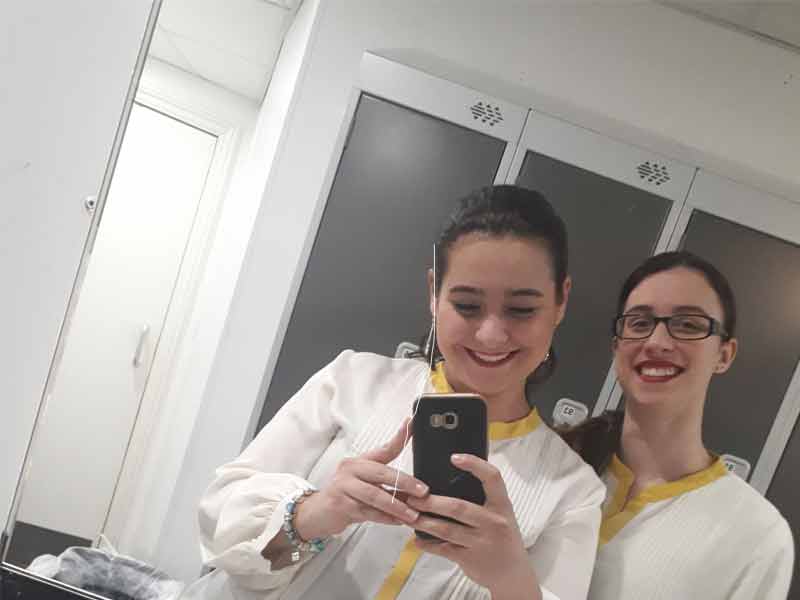job-londres-uniforme-travail-evie avec ma tenue de travail