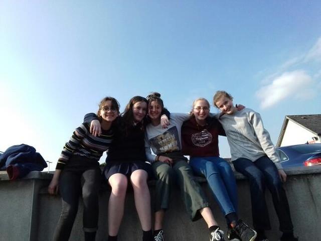 a la sortie du lycée en Irlande