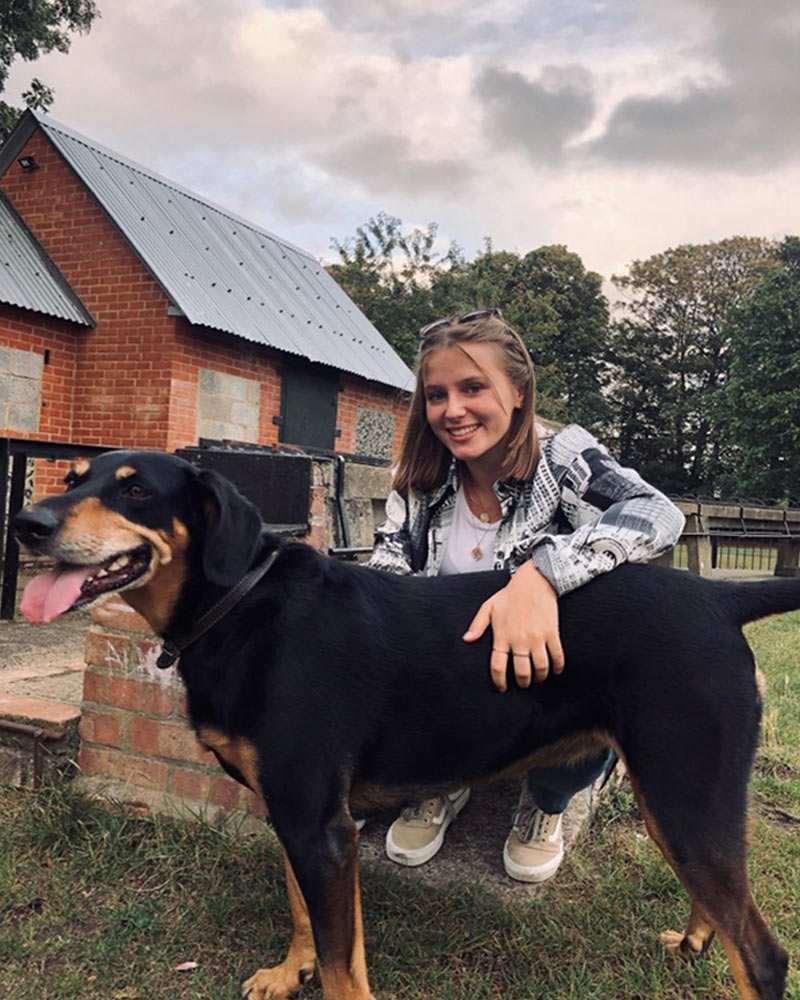 jodie-angleterre Jodie avec un chien