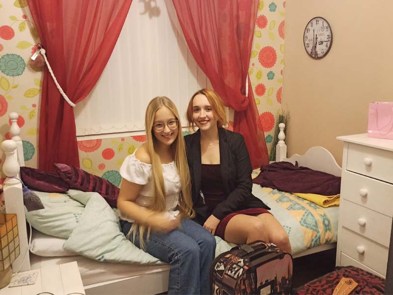 Avec-ma-host-sister élève d'échange avec sœur d'accueil
