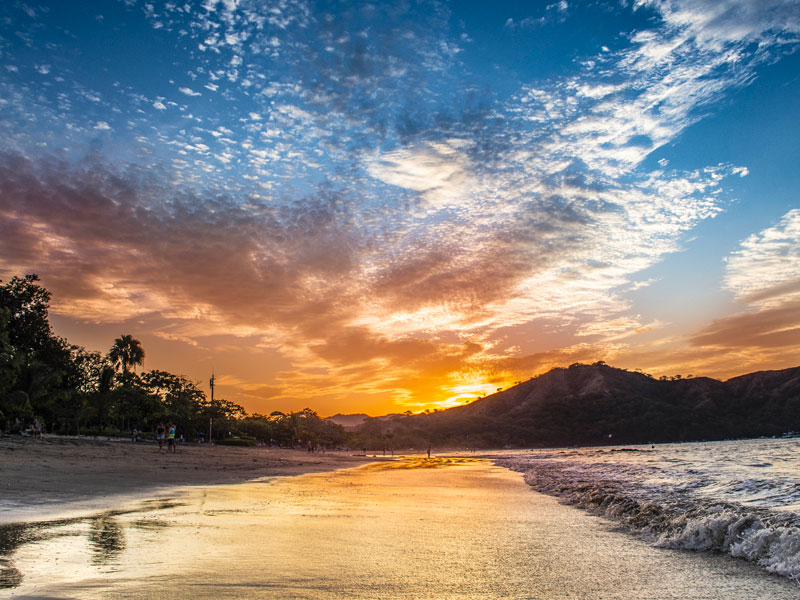 Plage avec couché de soleil au Costa Rica