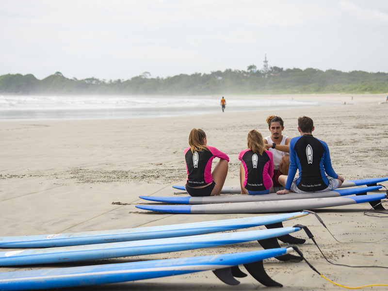 Leçon de surf sur la plage au Costa Rica