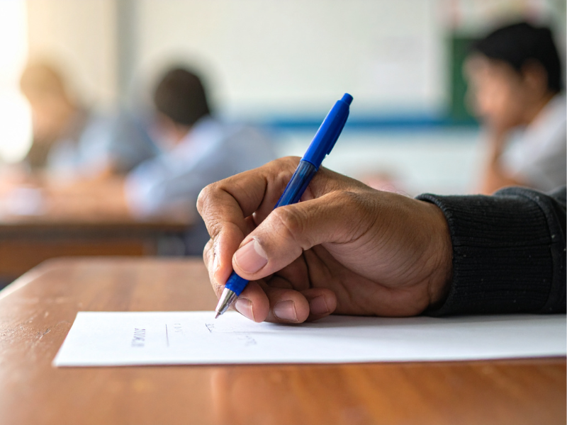 Écriture à la main papier stylo bleu