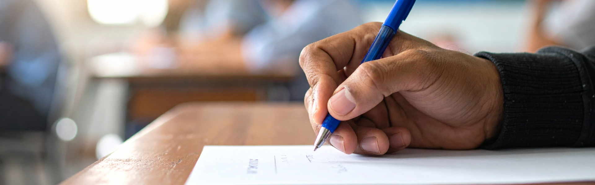 Écriture à la main avec stylo bleu