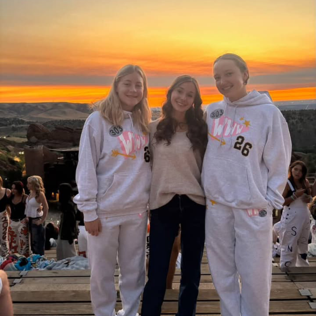 Témoignage de Lucie - scolarité aux États-Unis Trois filles au coucher du soleil
