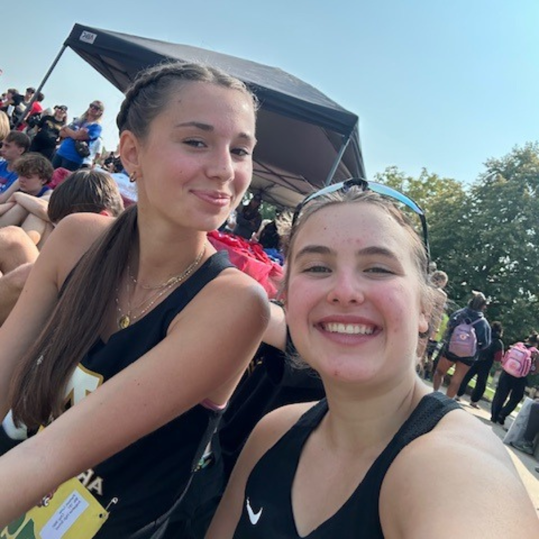 Témoignage de Lucie - scolarité aux États-Unis Deux amies souriantes au stade.