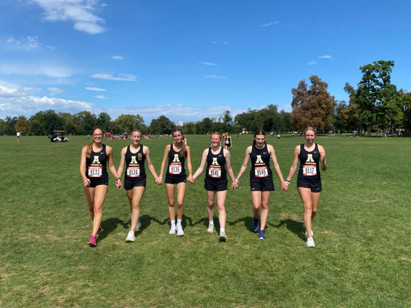 Amies de Lucie Six runners hand-in-hand