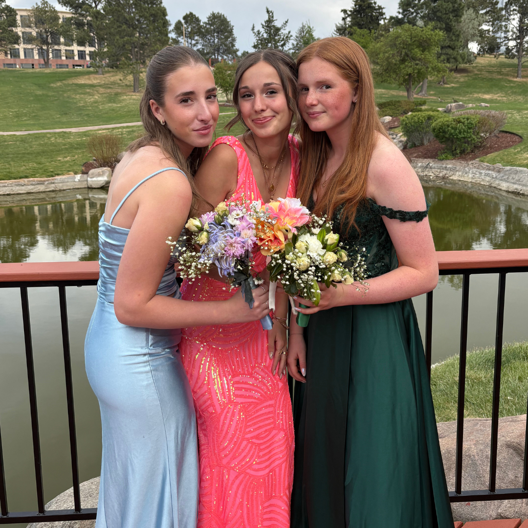Témoignage de Lucie - scolarité aux États-Unis Trois amies avec bouquets