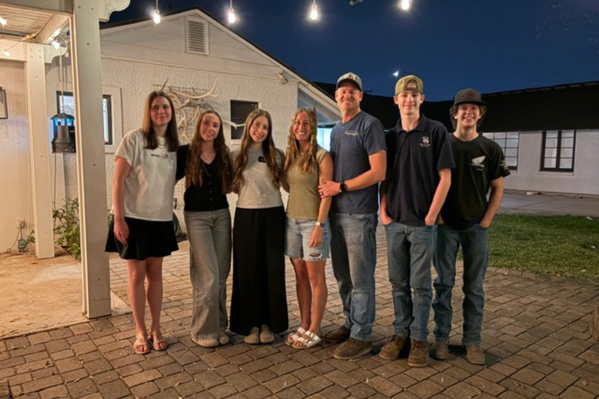 Témoignage de Lily-Rose - 3 mois aux États-Unis Famille souriante devant une maison