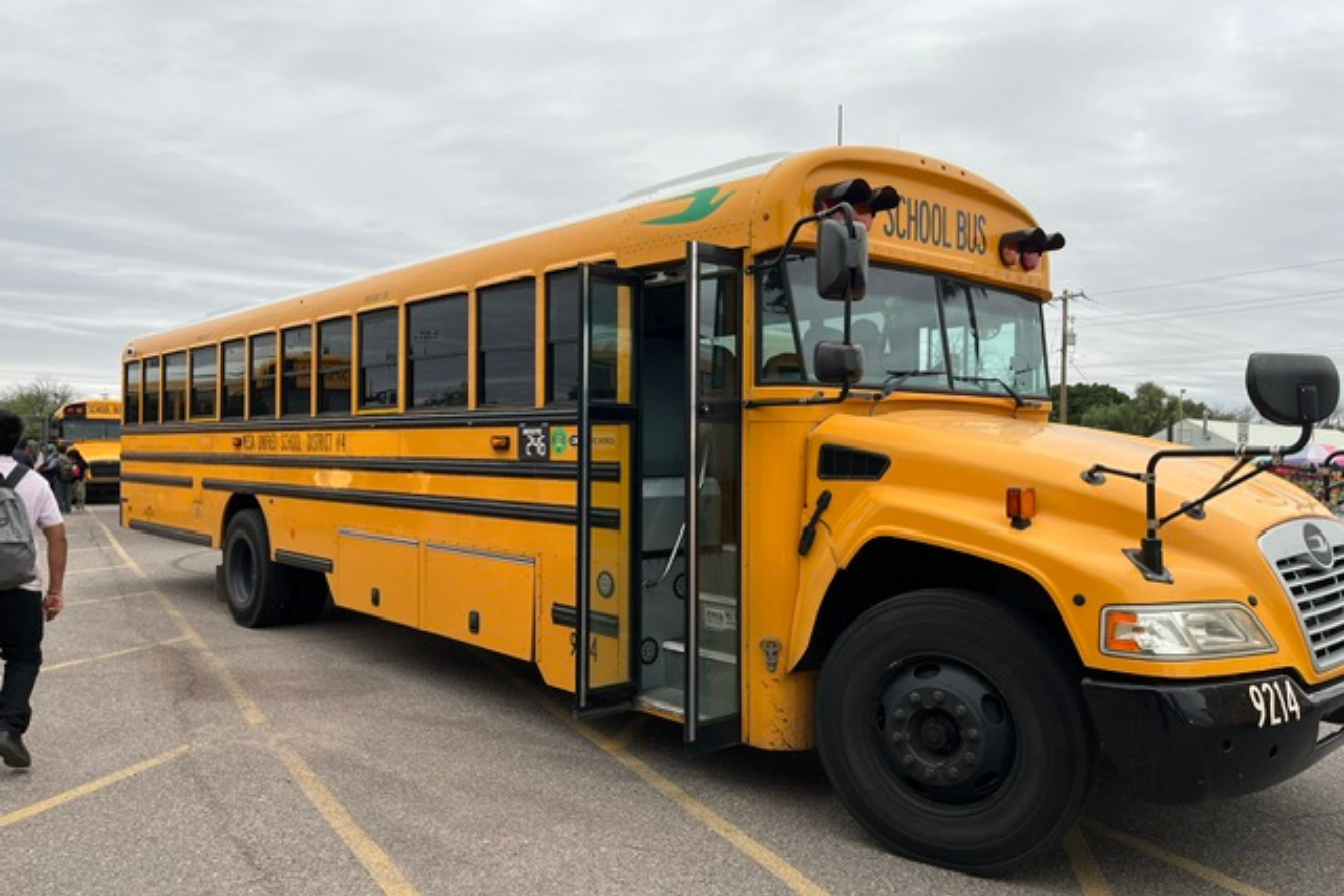 Témoignage de Lily-Rose - 3 mois aux États-Unis autobus scolaire jaune devant parking