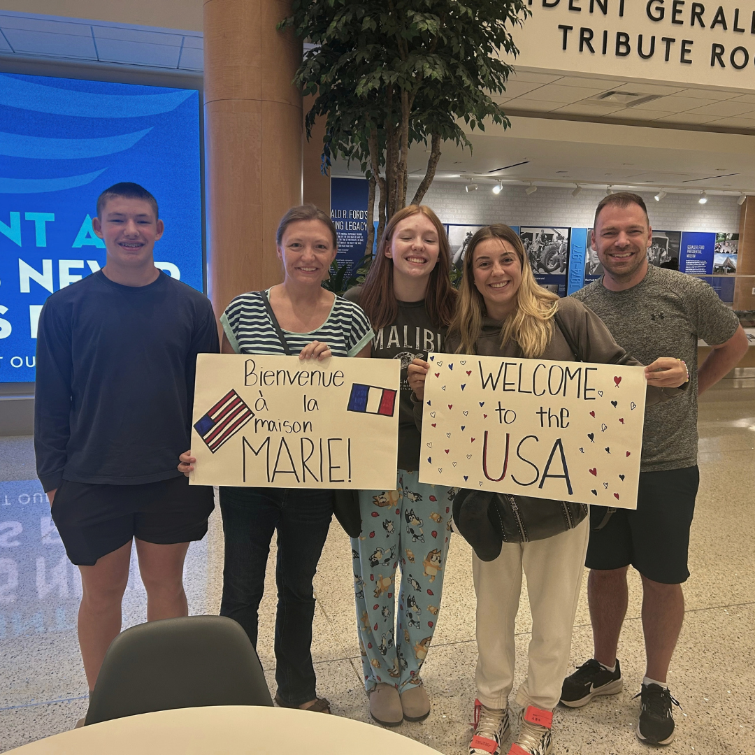 Témoignage de Marie Bozso - 1 an aux États-Unis Photo à l'aeroport de Marie bozso avec sa famille d'accueil