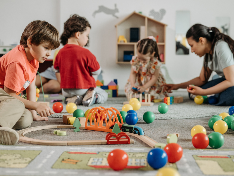 Quelles sont les conditions pour travailler avec des enfants lors de son séjour en Australie ? Vue sur des enfants qui joue dans une garderie