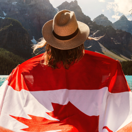 Photo libre de droit Canada Photo d'une personne portant le drapeau du Canada